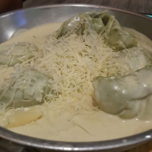 Tortellini de ricotta con espinaca.