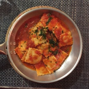 Ravioli de Carne Salteado Al Fileto Di Pomodoro