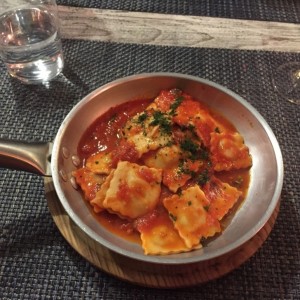 Ravioli de Carne Salteado Al Fileto Di Pomodoro