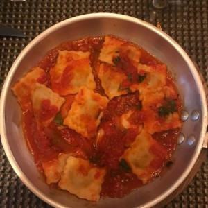 Ravioli de Carne Salteado Al Fileto Di Pomodoro