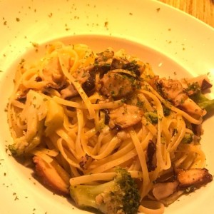 linguini con pulpo y brocoli
