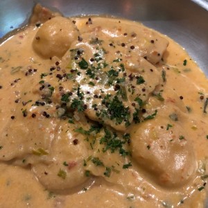 raviolis de dalmon ahumado y queso crema 