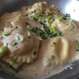 Ravioli de Salmon Ahumado y Queso Ricotta, a la Crema de Cebollina