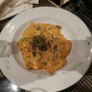 Ravioli de Salmon Ahumado y Queso Ricotta, a la Crema de Cebollina