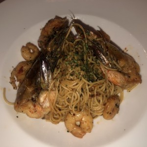 Espageti al olio con camarones y langostinos