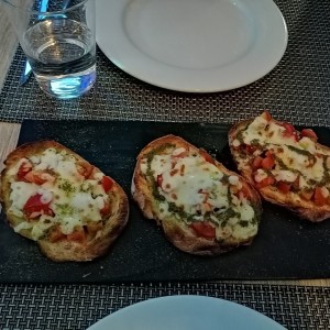Entrada pan con tomate y queso ?