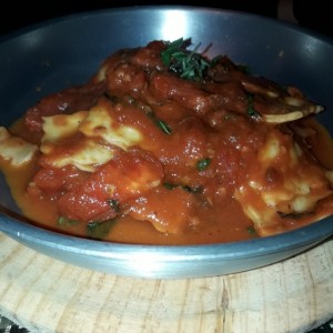 Ravioli de Carne Salteado Al Fileto Di Pomodoro