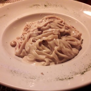 Corte de lomito con pasta a la crema o fetuccine Strega