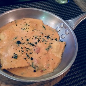 Ravioli de Salmon Ahumado y Queso Ricotta, a la Crema de Cebollina