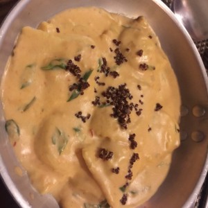Ravioli de Salmon Ahumado y Queso Ricotta, a la Crema de Cebollina