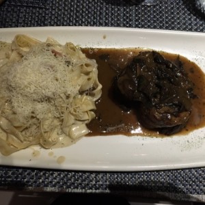 Lomito especial con fetuccine la strega