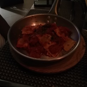 Ravioli de Carne Salteado Al Fileto Di Pomodoro