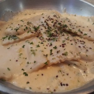 Ravioli de Salmon Ahumado y Queso Ricotta, a la Crema de Cebollina