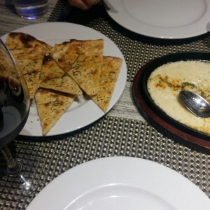 Provolone con focaccia al romero y vino tinto