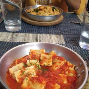 Ravioli de Carne Salteado Al Fileto Di Pomodoro