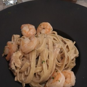Fetuccine La Strega con camarones