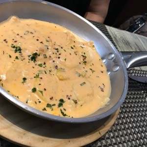 Ravioli de Salmon Ahumado y Queso Ricotta, a la Crema de Cebollina