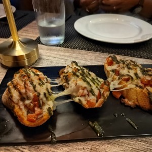 Bruscheta de queso gratinado y tomate