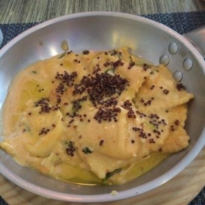 Ravioli de Salmon Ahumado y Queso Ricotta, a la Crema de Cebollina