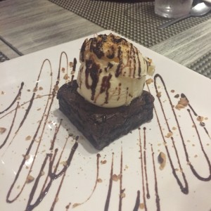 brownie con helado de vainilla