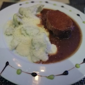 Lomo con Tortelones de Ricotta y Espinaca