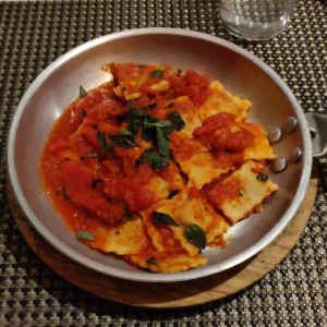Ravioli de Carne Salteado Al Fileto Di Pomodoro