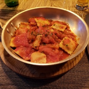 Ravioli de Carne Salteado Al Fileto Di Pomodoro