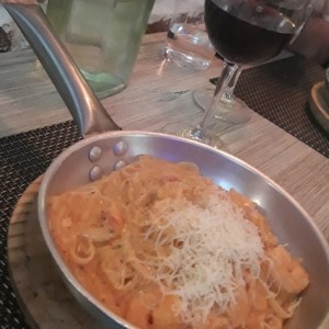 linguini en salsa Aurora con camarones