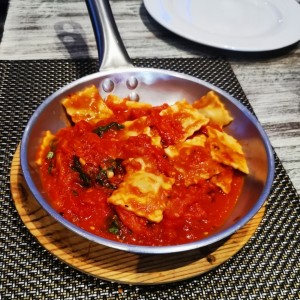 Ravioli de carne al pomodoro