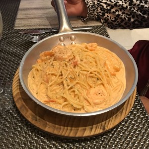 Fetrucinne con camarones a la salsa rodada