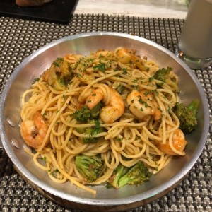 Spaghetti al olio con ajo y camarones