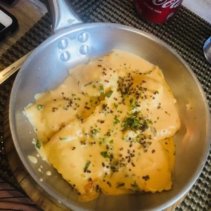 Ravioli de Salmon Ahumado y Queso Ricotta, a la Crema de Cebollina