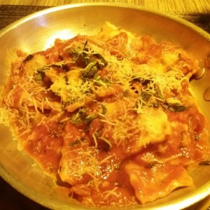 Ravioli de Carne Salteado Al Fileto Di Pomodoro
