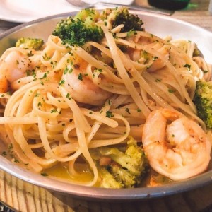 linguini camarones y brocoli