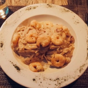 Fettuccine a la Strega con camarones