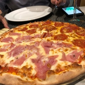 pizza de jamon y peperonni