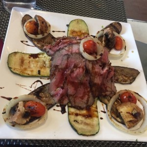 ensalada con vegetales al grill y carne