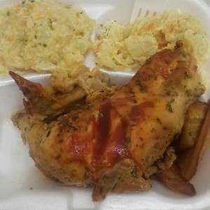 Pollo asado con ensalada de papas y tajadas