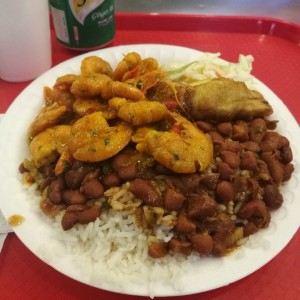 Camarones al ajillo (con arroz, porotos, ensalada de repollo y tajadas)