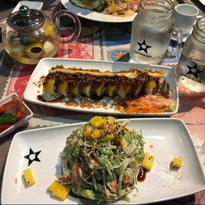 ensalada nacion. sushi de salmon y atun te de manzana