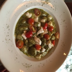 gnocchi con salsa de pesto y tomates