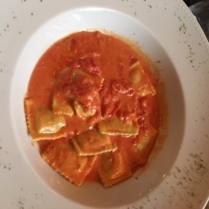 raviolis de carne en salsa rosa