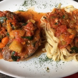 Cordero al vino con fetuccini en su salsa