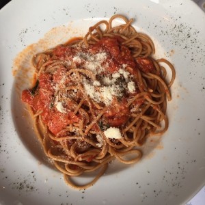 Spaguetti con tomates frescos