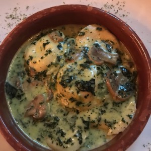 Raviolis rellenos de queso ricotta, con salsa de hongos