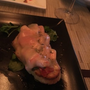 Bruschetta tomate y queso