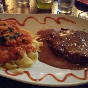 Filete con Salsa de Pimienta y Fettuccine al pomodoro