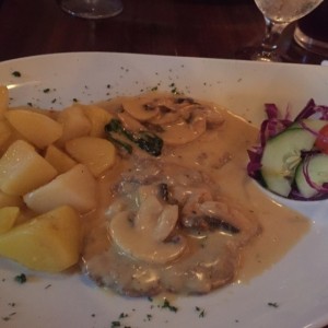 Filete de Ternera en salsa de hongos con papas salteadas