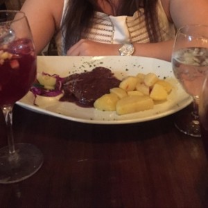 Filete a la pimienta con papas salteadas +100