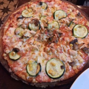 Pizza en salsa blanca con hongos, maiz, pepino y pollo!